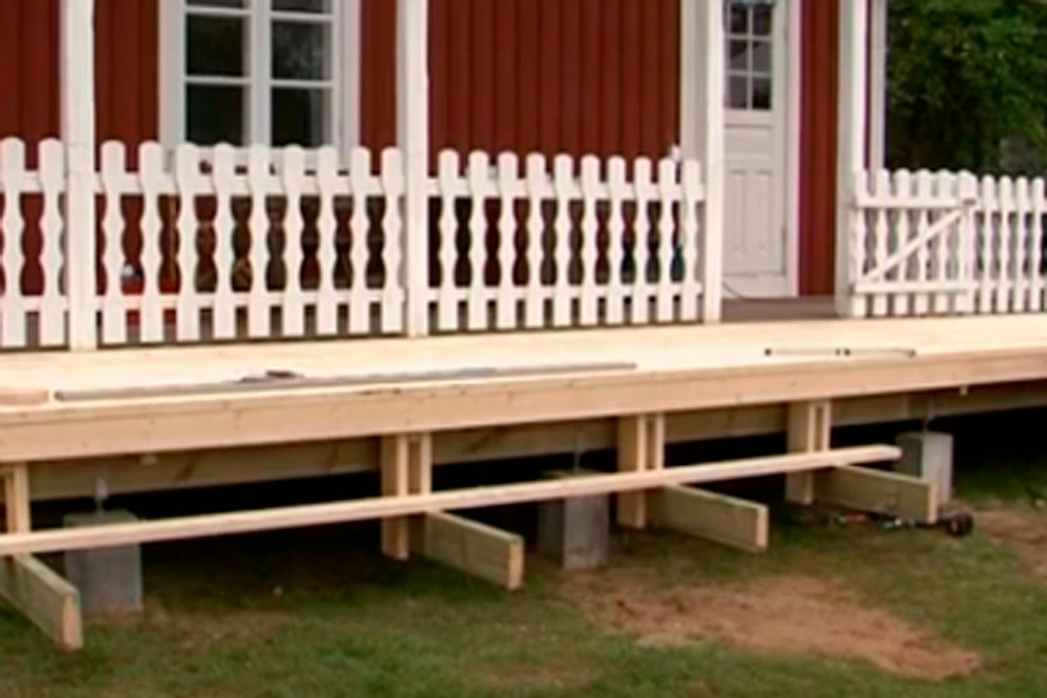 Terassin kaide: Yksi tavallisimmista tavoista on rakentaa kaiteet pystytolppien väliin. Terassin kaiteen rakentaminen pystytolppien väliin